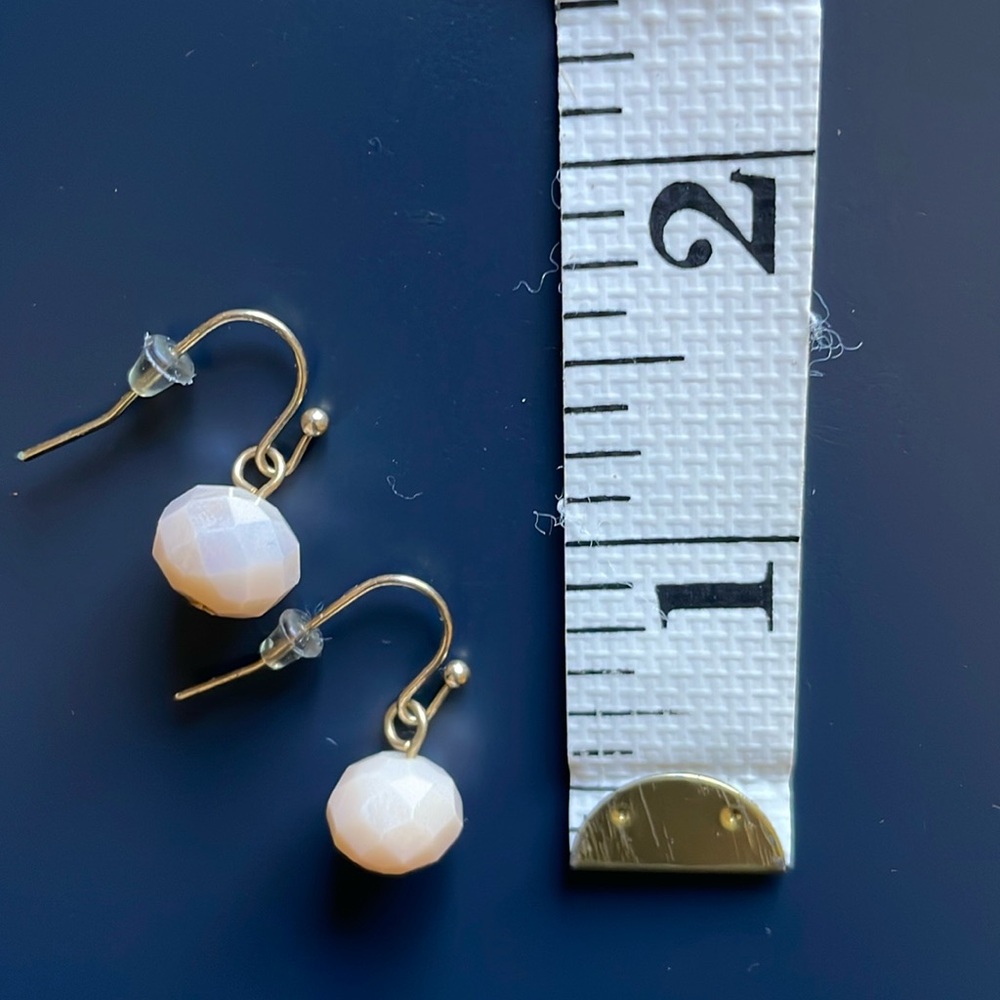 Mestiere brand cream faceted oval bead dangle earrings, like new